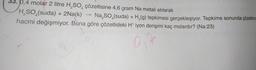 33. 0,4 molar 2 litre H₂SO4 çözeltisine 4,6 gram Na metali atılarak
H₂SO (suda) + 2Na(k) Na₂SO4(suda) + H₂(g) tepkimesi gerçekleşiyor. Tepkime sonunda çözeltinin.
hacmi değişmiyor. Buna göre çözeltideki H* iyon derişimi kaç molardır? (Na:23)
0₁7