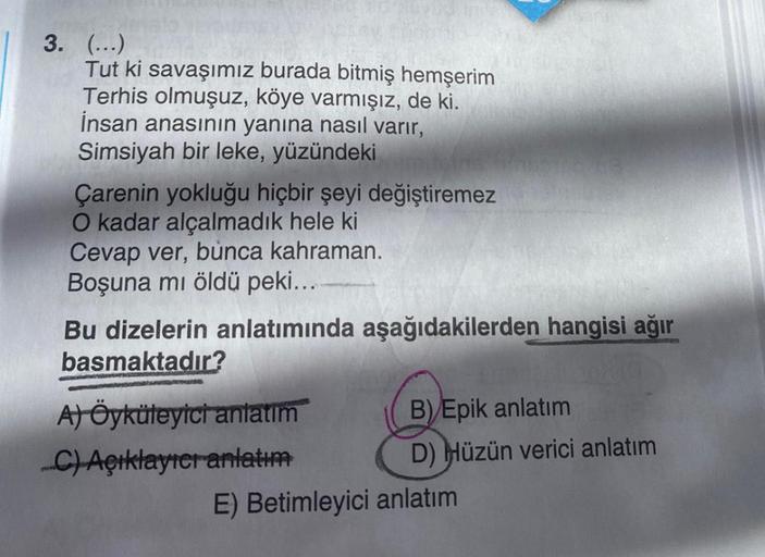3. (...)
Tut ki savaşımız burada bitmiş hemşerim
Terhis olmuşuz, köye varmışız, de ki.
İnsan anasının yanına nasıl varır,
Simsiyah bir leke, yüzündeki
Çarenin yokluğu hiçbir şeyi değiştiremez
O kadar alçalmadık hele ki
Cevap ver, bunca kahraman.
Boşuna mı