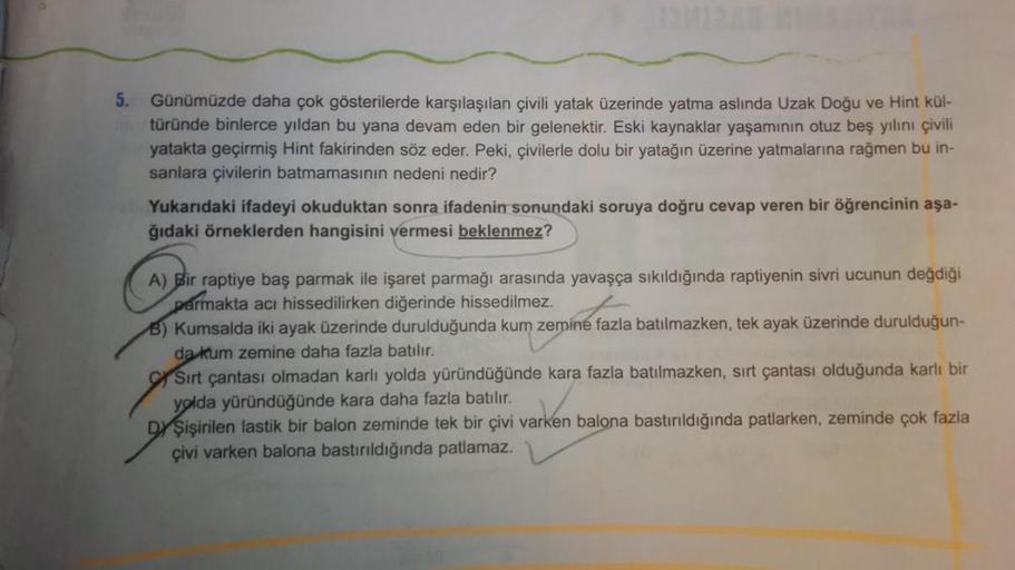 5.
Günümüzde daha çok gösterilerde karşılaşılan çivili yatak üzerinde yatma aslında Uzak Doğu ve Hint kül-
türünde binlerce yıldan bu yana devam eden bir gelenektir. Eski kaynaklar yaşamının otuz beş yılını çivili
yatakta geçirmiş Hint fakirinden söz eder.