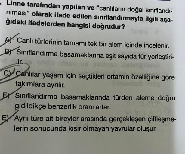 Linne tarafından yapılan ve "canlıların doğal sınıflandı-
rılması" olarak ifade edilen sınıflandırmayla ilgili aşa-
ğıdaki ifadelerden hangisi doğrudur?
A Canlı türlerinin tamamı tek bir alem içinde incelenir.
BY Sınıflandırma basamaklarına eşit sayıda tür